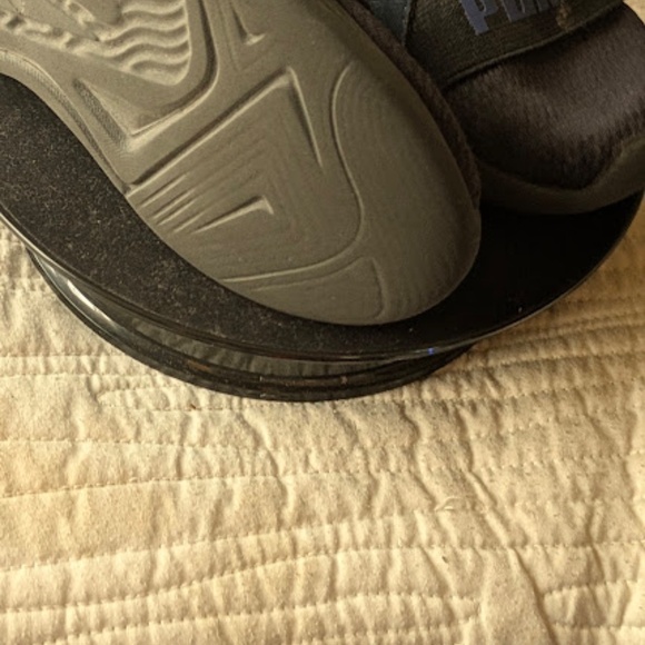 NEXT2NEW  GENTLY USED SIZE 11 BOYS PUMA SNEAKERS - Picture 3 of 6